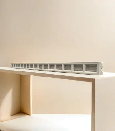 Lampă LED liniară albă de 50W și 120cm cu celule anti-orbire aprinsă