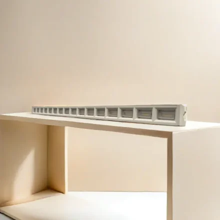 Lampă LED liniară albă de 50W și 120cm cu celule anti-orbire aprinsă