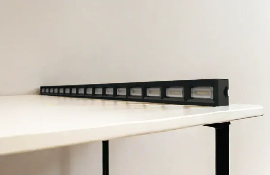 Lampă LED liniară neagră de 50W și 120cm cu celule reflectorizante anti-orbire