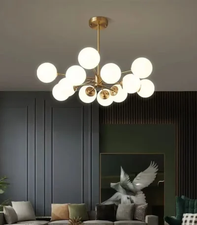Corp iluminat vintage cu 12 globuri albe, ideal pentru living