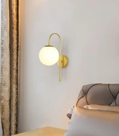 Aplica de perete 1 glob alb din sticlă, dulie E14, corp auriu, H47 cm