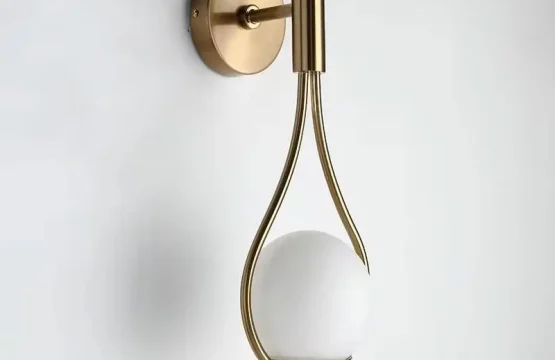 Aplica de perete lacrimă aurie cu 1 glob alb din sticlă, dulie E14, H44 cm