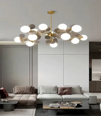 Candelabru vintage auriu cu 12 globuri albe și 36 petale gri, design floral elegant pentru living, bucătărie sau birou.