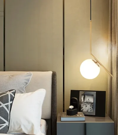Pendul auriu modern Nala cu glob de sticlă albă și structură asimetrică ascuțită