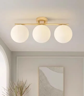Lustra aurie cu 3 globuri albe, dulie E27, design modern.