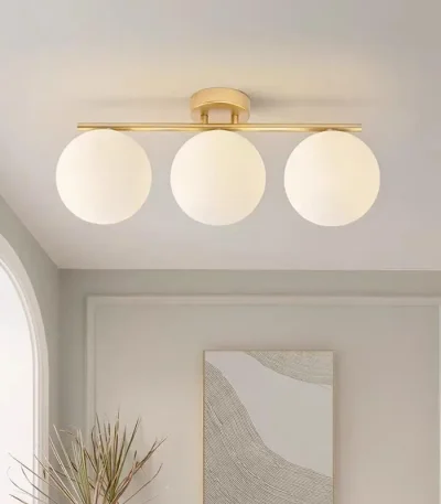 Lustra aurie cu 3 globuri albe, dulie E27, design modern.