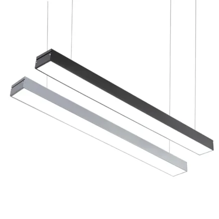 Lampă LED liniară suspendată albă de 55W și 120cm aprinsă pe fundal alb