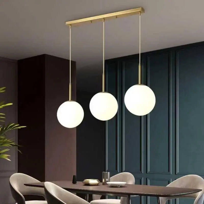 lustra-suspendata-3-globuri-sticle-alba-e27-auriu (1) Lustră suspendată cu 3 globuri de sticlă albă și cadru liniar auriu deasupra mesei de dining