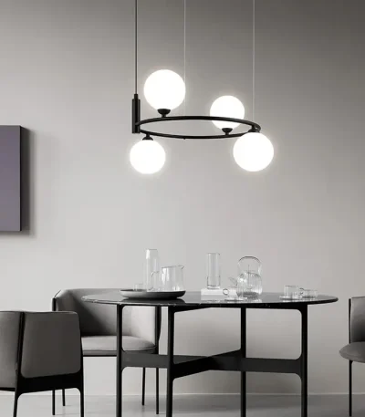 Candelabru cu 4 globuri albe, corp negru mat, înălțime reglabilă