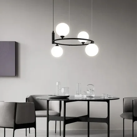 Candelabru cu 4 globuri albe, corp negru mat, înălțime reglabilă