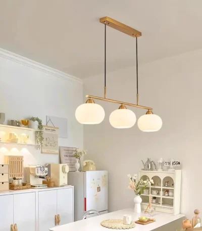 Lustra moderna cu 3 globuri din sticla alba si structura aurie, dulie e27, inaltime reglabila, iluminat interior, becuri neincluse