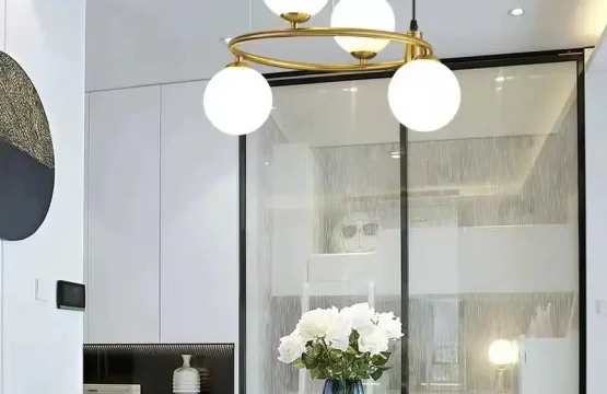 Candelabru auriu cu 4 globuri albe, înălțime reglabilă, G9