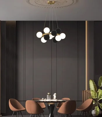 Candelabru auriu cu 16 globuri din plastic rezistent și 8 decorative din catifea neagră, Ø60 cm