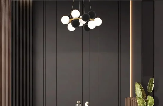 Candelabru auriu cu 16 globuri din plastic rezistent și 8 decorative din catifea neagră, Ø60 cm