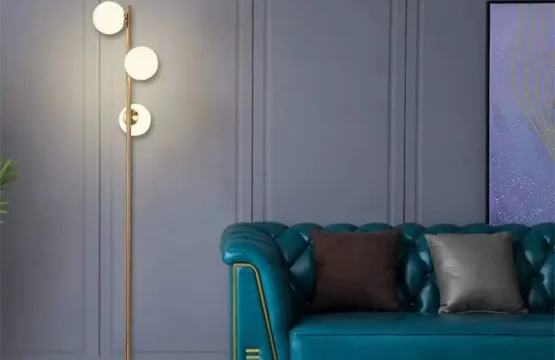 Lampadar auriu de podea cu 3 globuri albe din sticlă, dulie G9, înălțime 160 cm