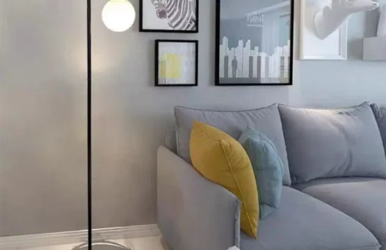 Lampadar de podea cu 2 globuri albe și corp negru, înălțime 160 cm, dulie E27