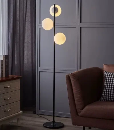 Lampadar negru de podea cu 3 globuri albe din sticlă, dulie G9, înălțime 160 cm