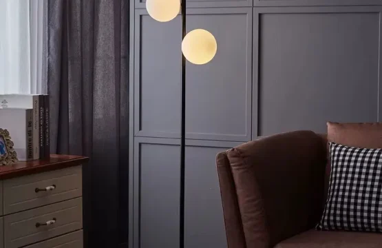 Lampadar negru de podea cu 3 globuri albe din sticlă, dulie G9, înălțime 160 cm