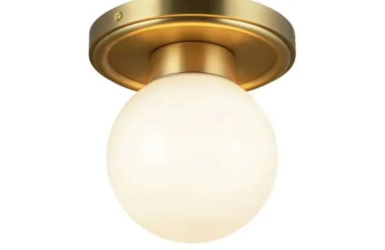 Lustra cu glob alb din sticlă, corp auriu, dulie E27, diametru 15 cm
