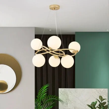 Candelabru auriu cu 6 globuri de sticlă albă, dulie E27