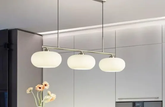 Lustra moderna cu 3 globuri din sticla alba structura metalica nichelata inaltime reglabila