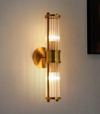 Aplică de perete luxoasă cu cilindri din cristal și corp auriu din alamă masivă