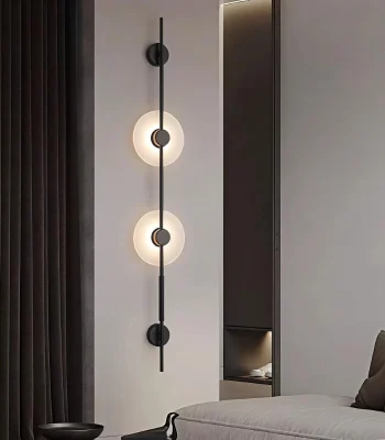 Set aplice LED negre cu design liniar montate simetric în living