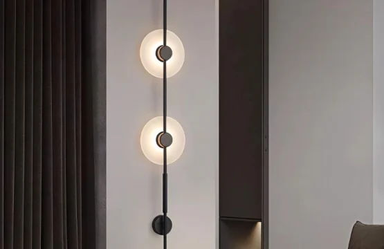 Set aplice LED negre cu design liniar montate simetric în living