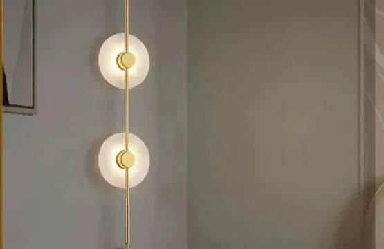 Set aplice LED aurii cu design liniar montate simetric în living