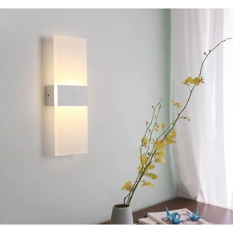 aplica-led-dreptunghiulara-alba-acril-5w Aplică LED dreptunghiulară albă cu difuzor acrilic aprinsă pe un perete minimalist