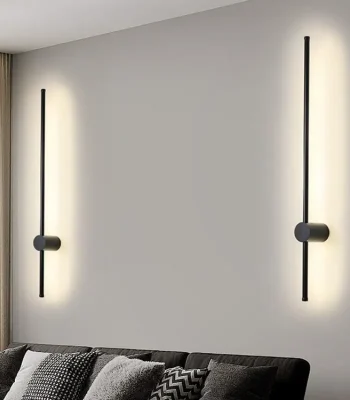 Aplică LED liniară neagră de 60cm tip baghetă aprinsă pe un perete alb