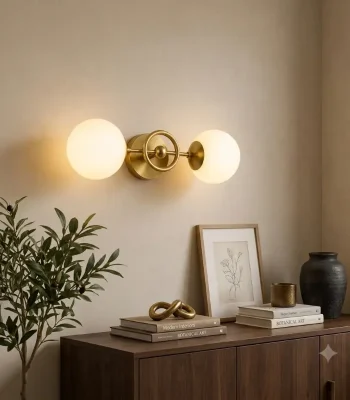 Plafonieră aurie globuri sticlă albă montată pe perete într-un decor interior luxos