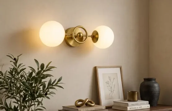 Plafonieră aurie globuri sticlă albă montată pe perete într-un decor interior luxos