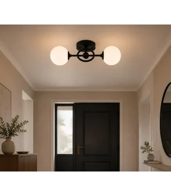 Plafonieră neagră globuri sticlă albă montată pe tavan într-un hol elegant