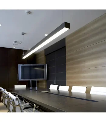 Corp LED liniar negru suspendat deasupra unei mese de conferință moderne