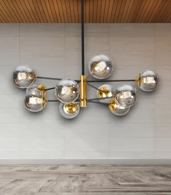 Lustră modernă living spațios cu 10 globuri din sticlă fumurie și structură asimetrică neagră